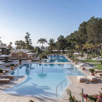Outdoor pool at ZEM Wellness Clinic Altea, surrounded by sun loungers and Mediterranean gardens