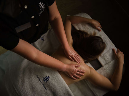 Relaxing massage therapy at Castilla Termal Monasterio de Valbuena spa