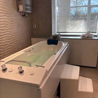 Thalassotherapy bath at Palasiet Wellness Clinic using warm Mediterranean seawater