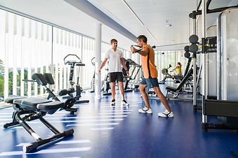 Guest training with a personal trainer in the bright fitness studio at Océano Health Spa Hotel during the FX Mayr Active programme