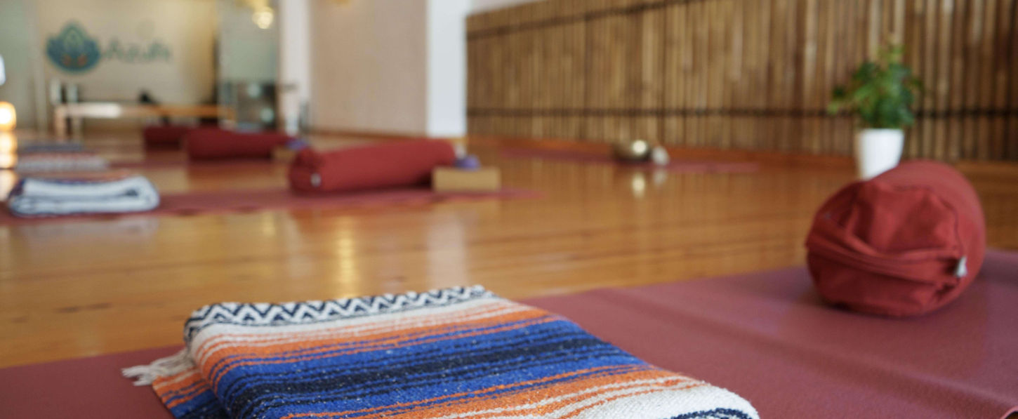 Yoga mats and blankets arranged in the bright studio at Azulfit Retreat in Spain