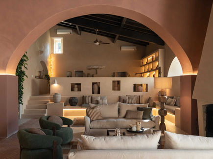 Library lounge at Shanti-Som Algarve, with deep sofas set beneath a stone archway