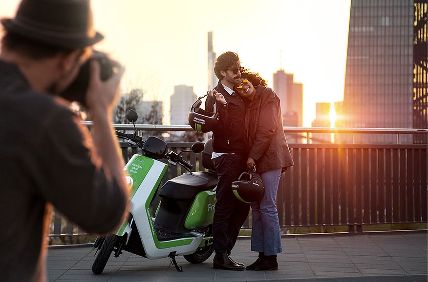Paar mit Roller im Sonnenuntergang bei Fotoshooting in Frankfurt
