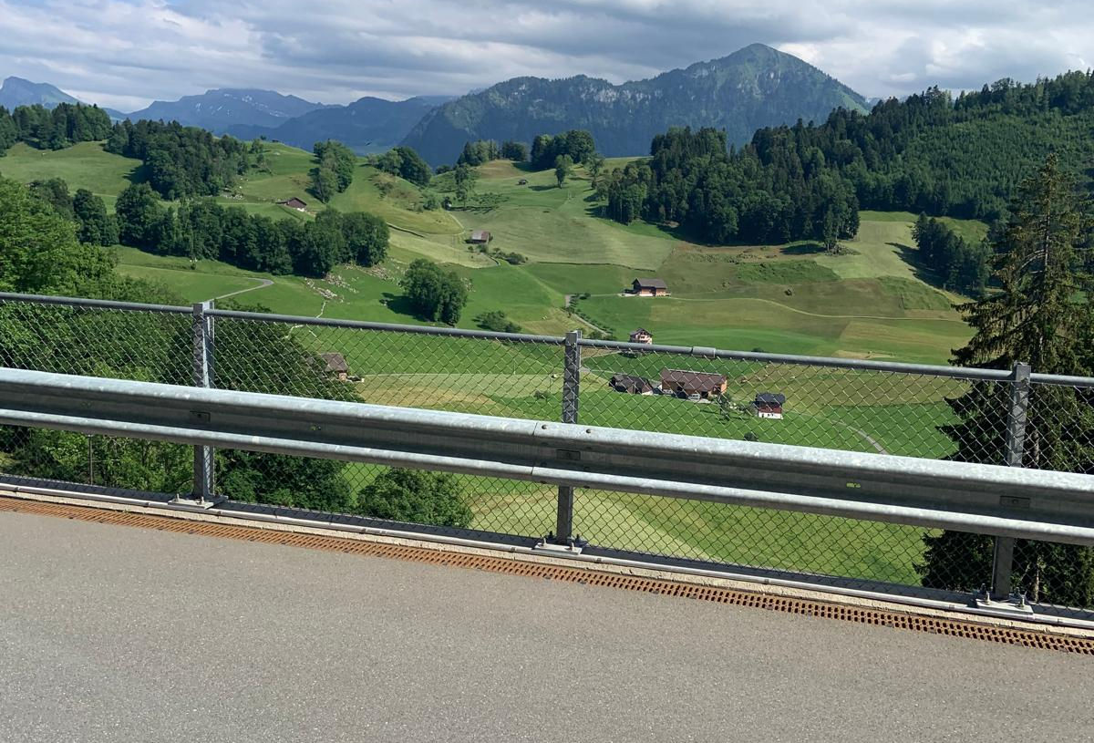Idyllische Hügellandschaft mit Bergen im Hintergrund