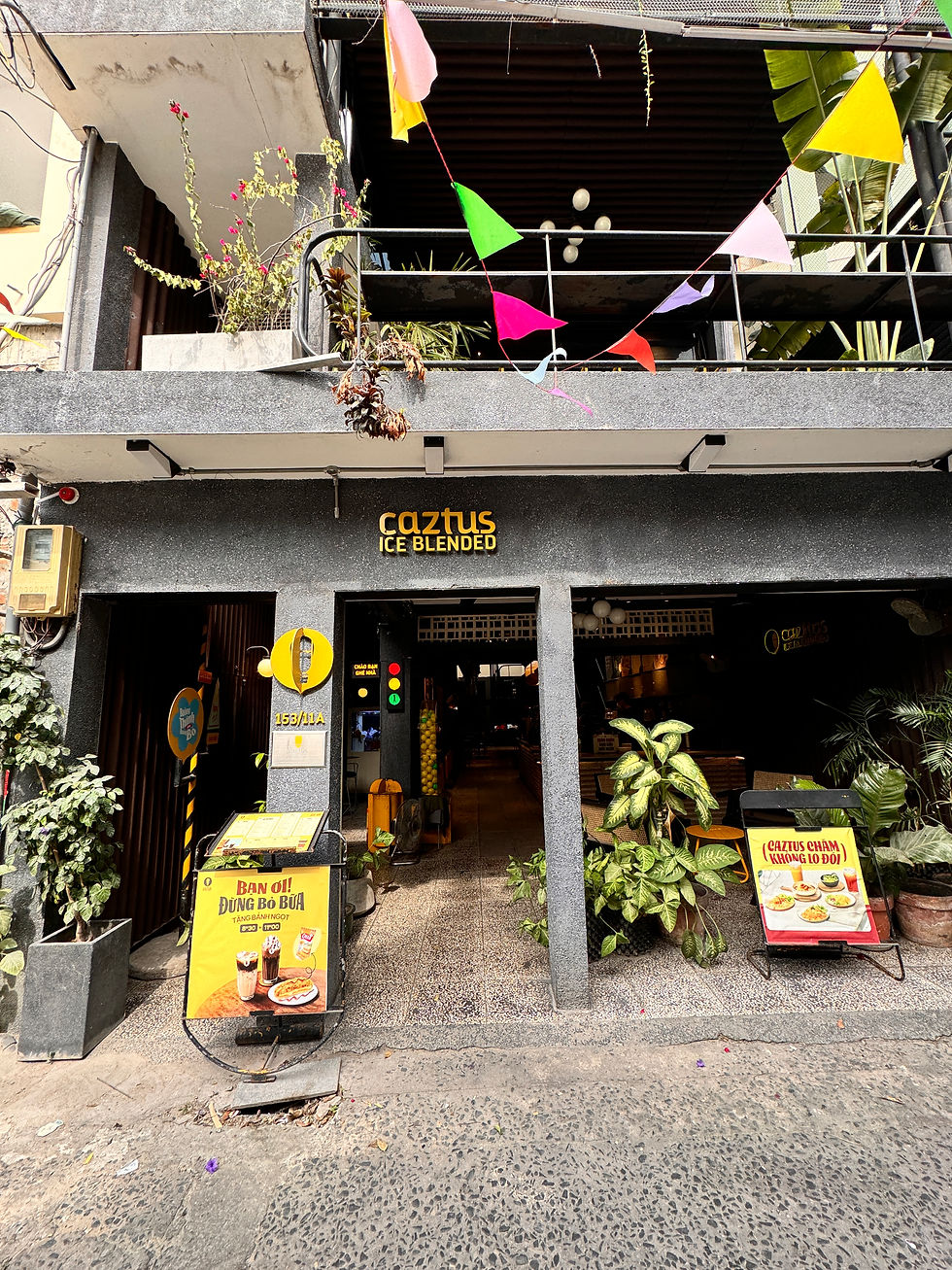 「ホーチミン・Deerus 1階カフェスペース(店舗への目印)」