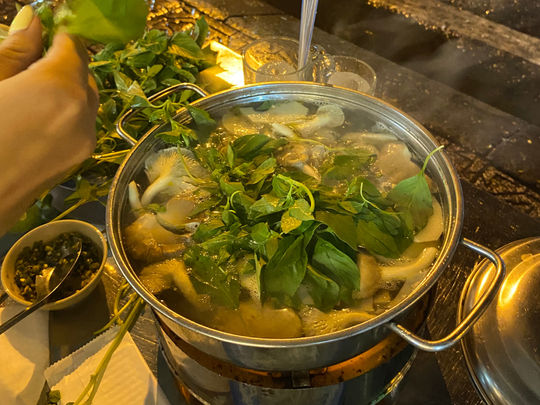 ホーチミンの絶品鍋！地元で大人気の『Lẩu Gà Lá É』を徹底解説