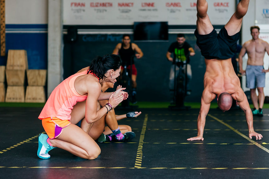 women-watching-sportsman-doing-handstand-2023-11-27-05-33-52-utc.jpg