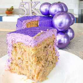 Bolo com recheio de nozes com doce de leite e cobertura chantininho