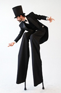Felix Imbault : Animation, échasses, personnages loufoques et clownesque, clown, musique, percussion, DJ, ateliers de cirque