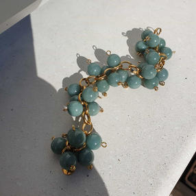 Bracelet avec chaînes à maillons en acier inoxydable doré et grappes de perles jade