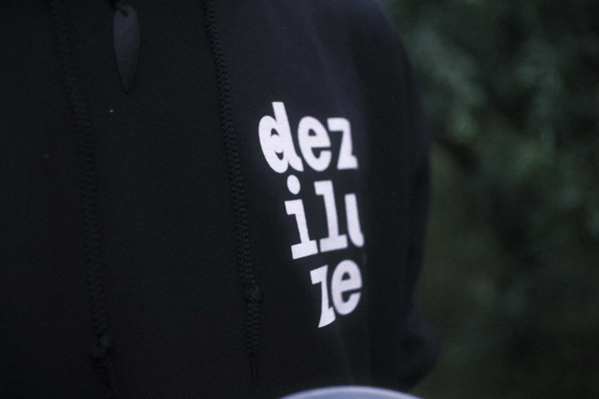 Deziluzní mikina: jelen edition