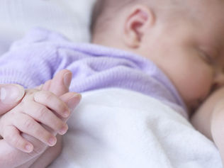 Une mère force sa fille de 14 ans à tomber enceinte