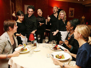 Manger en se faisant servir par des chanteurs d'opéra