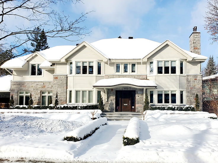 Magnifique maison blanche sur laquelle nous avons fait la façade et les marches.