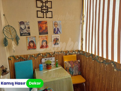 Hasır kamış panjurlar, dış mekanlarda hem rüzgar hem de güneş koruması sağlar.