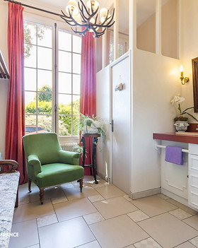 Vestiaire chateau de Cernay_edited.jpg