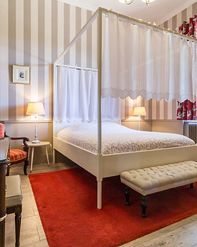Chambre Chateau de Cernay_edited.jpg