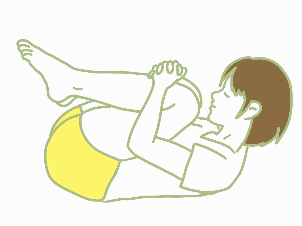 膝を抱えるヨガのガス抜きのポーズをしている女性