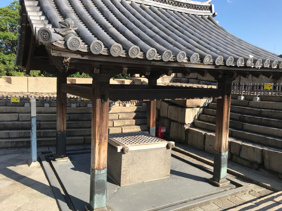 'Kinmeisui-Ido-Yakata' beside the donjon of Osaka Castle was drilled in 1624.