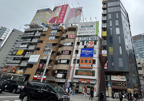 There are more than 10 Korean barbecue restaurants standing along the alleys behind the multitenant buildings in front of the Konan Exit of Shinagawa Station.