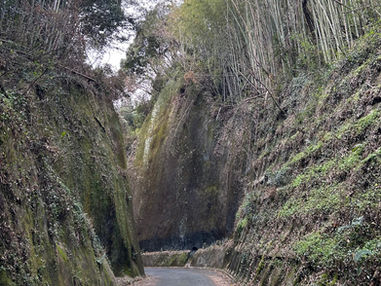 “Iwakumayama Kiridoshi” cut for a road in Yamaga City, Kumamoto Prefecture, is photogenic.