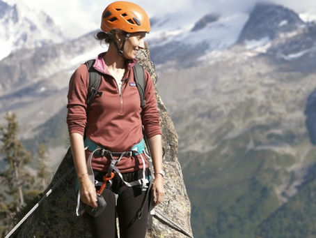 prendre de la hauteur, femme en via ferrata