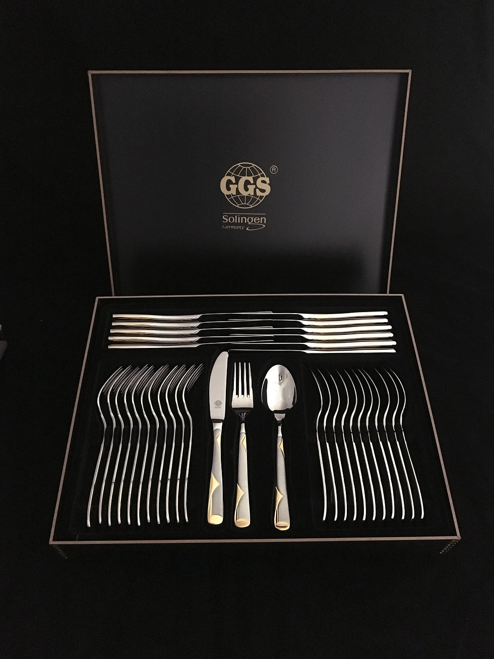 Küçük resim: JULIA PARLAK ALTIN 96 PARÇA ÇATAL KASIK BIÇAK YEMEK TAKIMI ALMANYA SOLINGEN TAKIMI