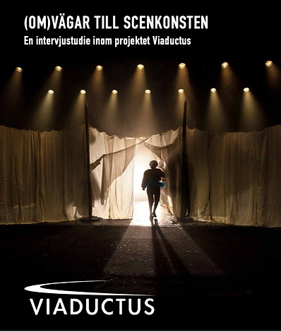 Intervjustudeiens framsida. En bild från en scenföreställning i mitten. Ovanför står titeln på studien. Under, projektets och projektorganisationernas loggor.