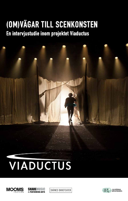Intervjustudeiens framsida. En bild från en scenföreställning i mitten. Ovanför står titeln på studien. Under, projektets och projektorganisationernas loggor. 