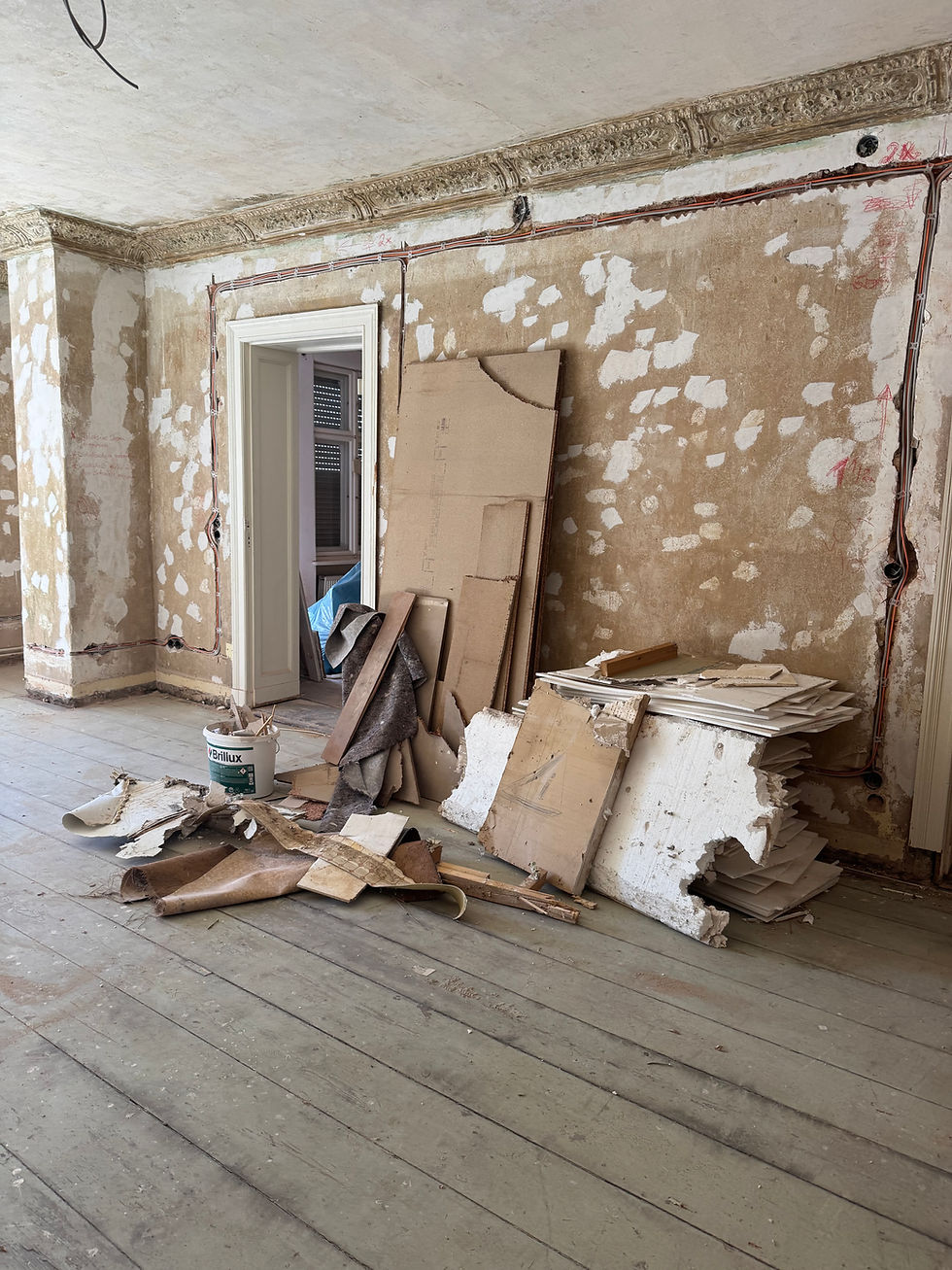 Altes Haus in Panketal beim Umbau. alter Boden, Dielen, Stuck