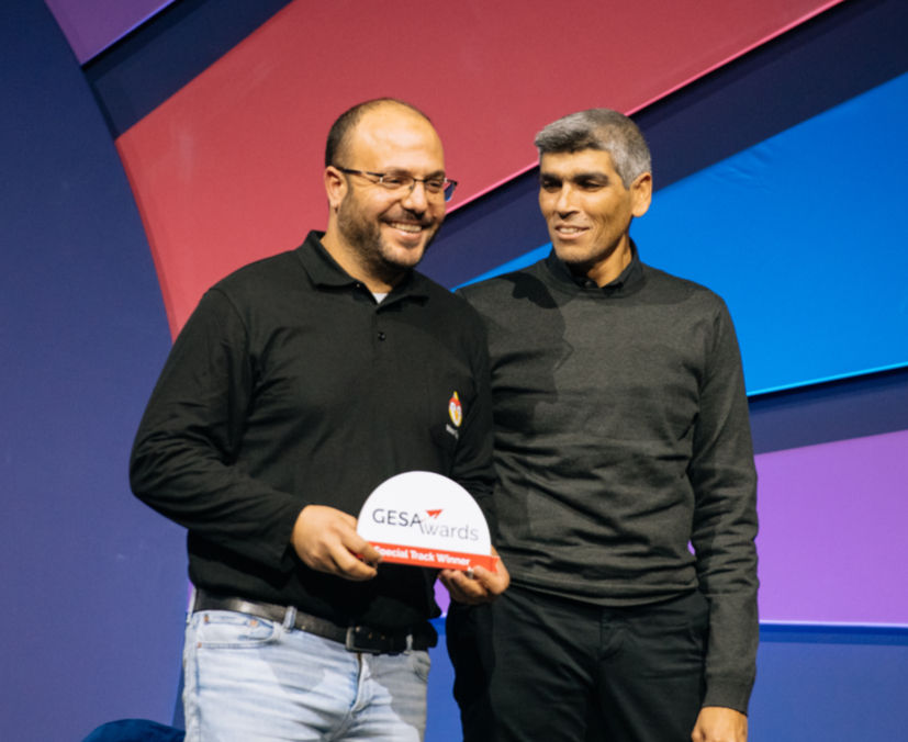 Mohammad Owesat accepting an award from Mohammad Abo-Nada, CEO of Ibtikar