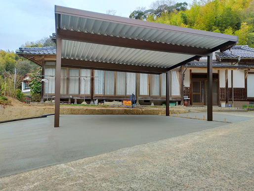 【施工事例】鳥取県西伯郡南部町|積雪50cm対応 折板カーポート「ゆき盛くんⅢ」2台用+土間コンクリート+サイドパネル設置