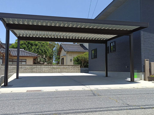 【施工事例】鳥取県境港市|ライトブラックの折板カーポートで外観グッと引き締め!