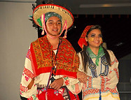 pareja de huicholes Gg.jpg