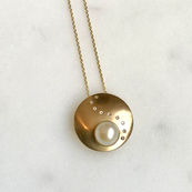 Divinity pendant in yellow gold, diamond, and Akoya pearl.
