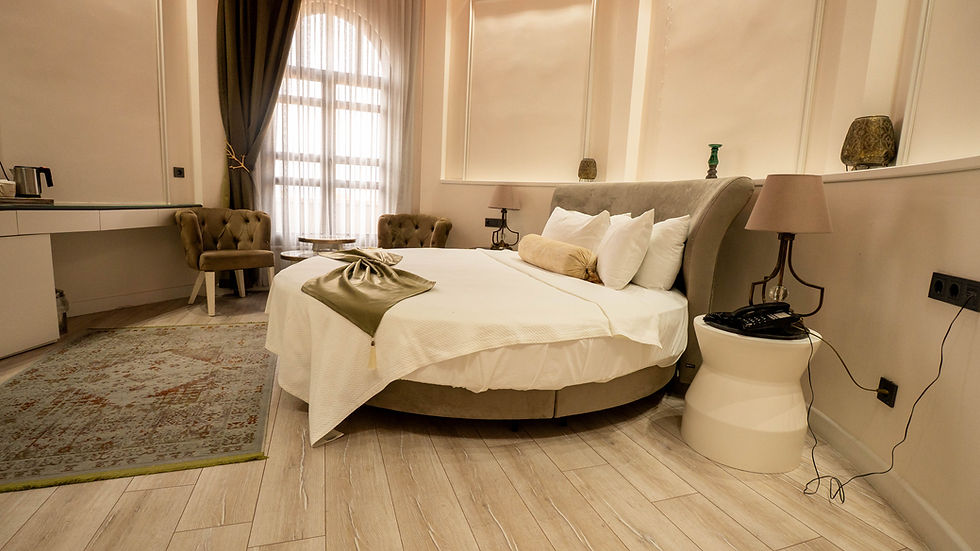 Bandırma Palasta bulunan kubbeli oda ve king yatağı