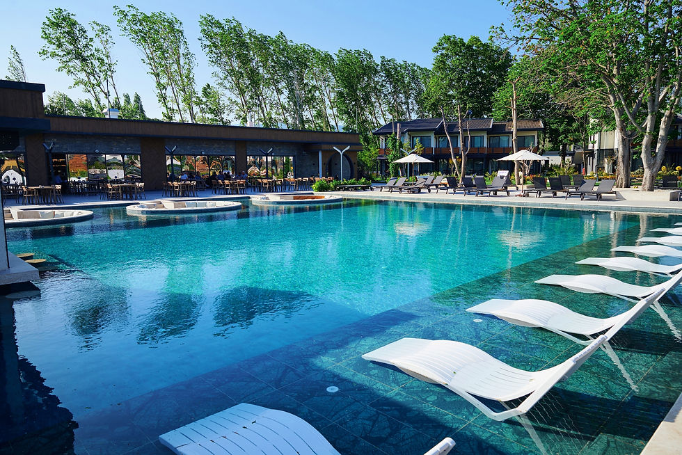 Parmos otelin havuz görüntüsü