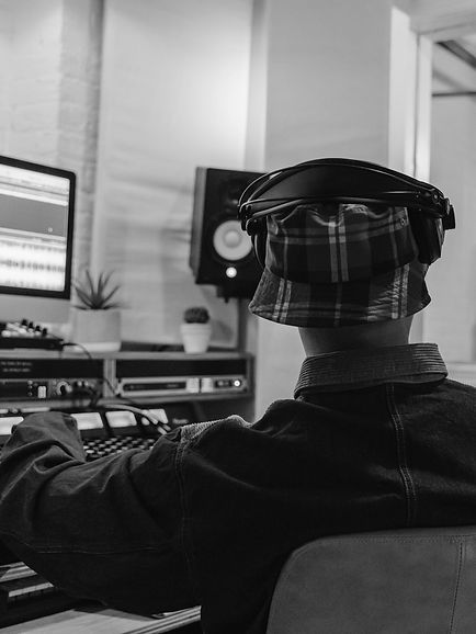 Das Gorilla Tonstudio schreibt dir Songtexte im Rap, Trap, Drill, und viele andere Stile damit du kontinuierlich Songs releasen kannst ohne in Zeitdruck zu geraten.