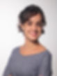 foto de mulher branca, cabelos castanhos curtos, sorrindo, de frente.