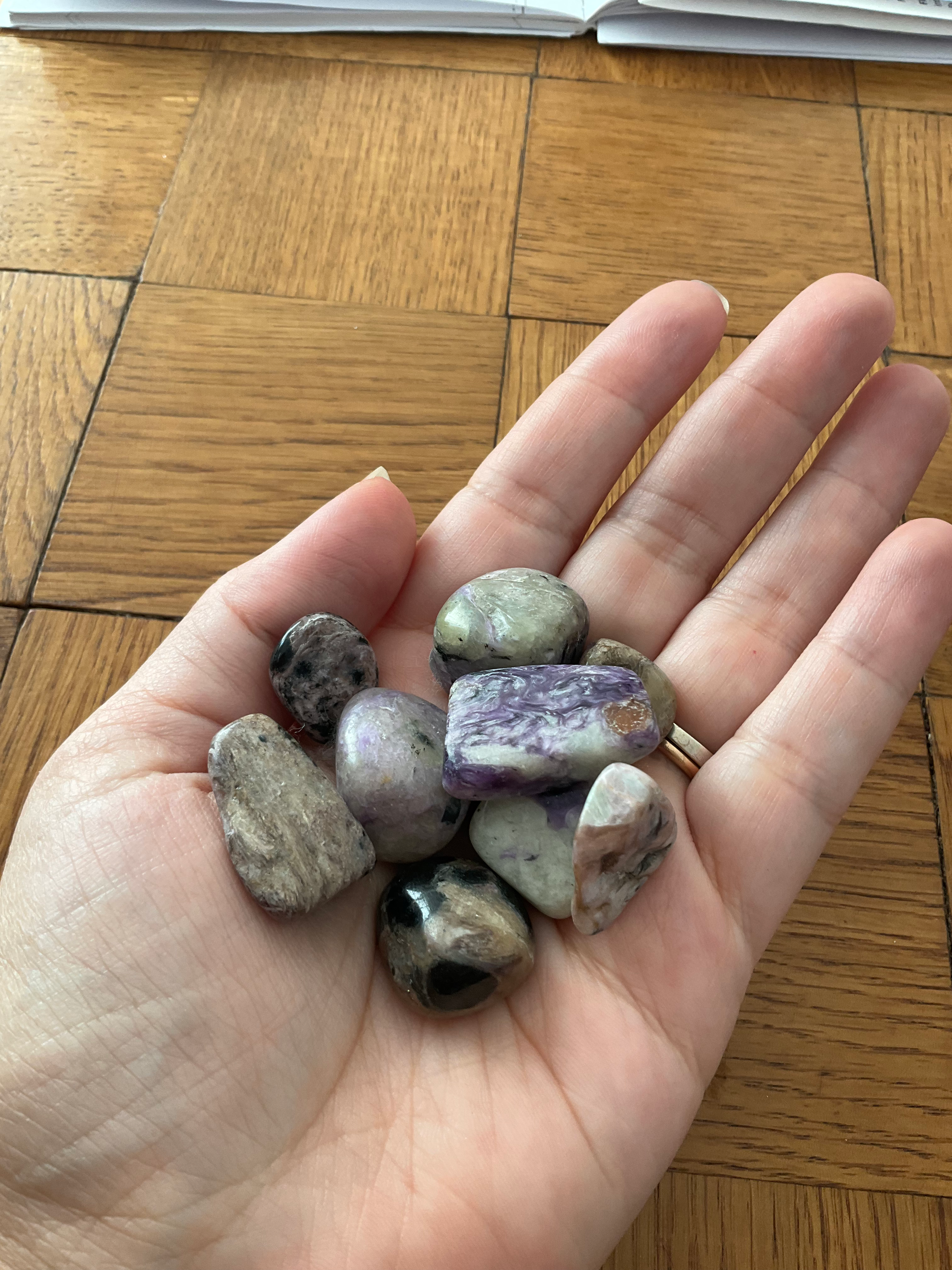 Pierre roulée en Charoïte