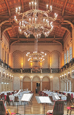 Notenständer und Instrumente im Saal des Palais Ferstel