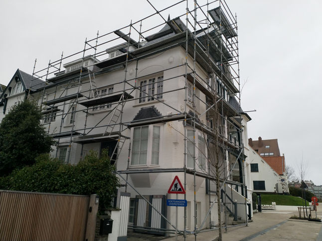 Totale gevel gerenoveerd en houtwerk behandeld .Knokke