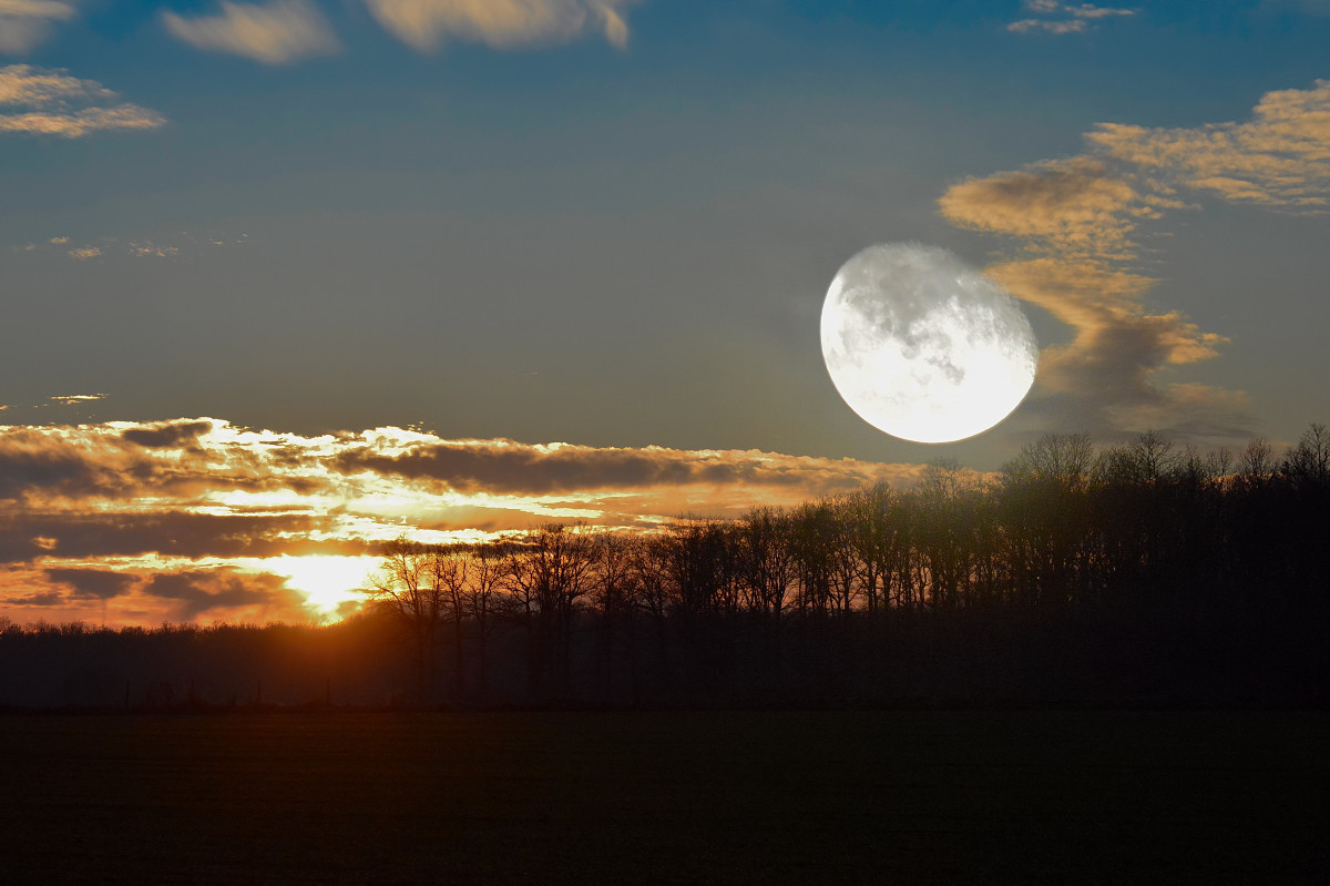 Le Soleil A Rendez Vous Avec La Lune