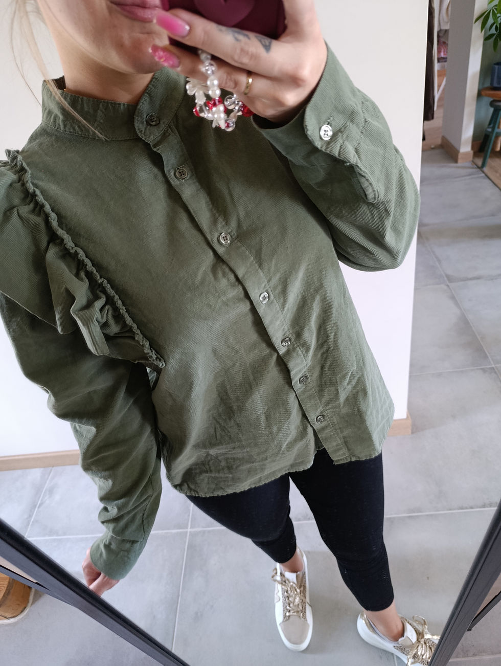 Chemisier à volants vue de près