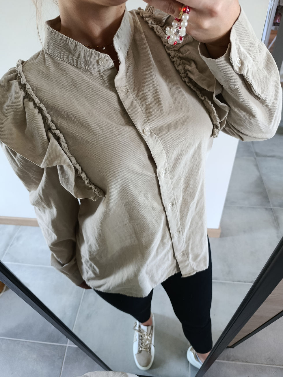 Chemisier à volants vue de face et de près