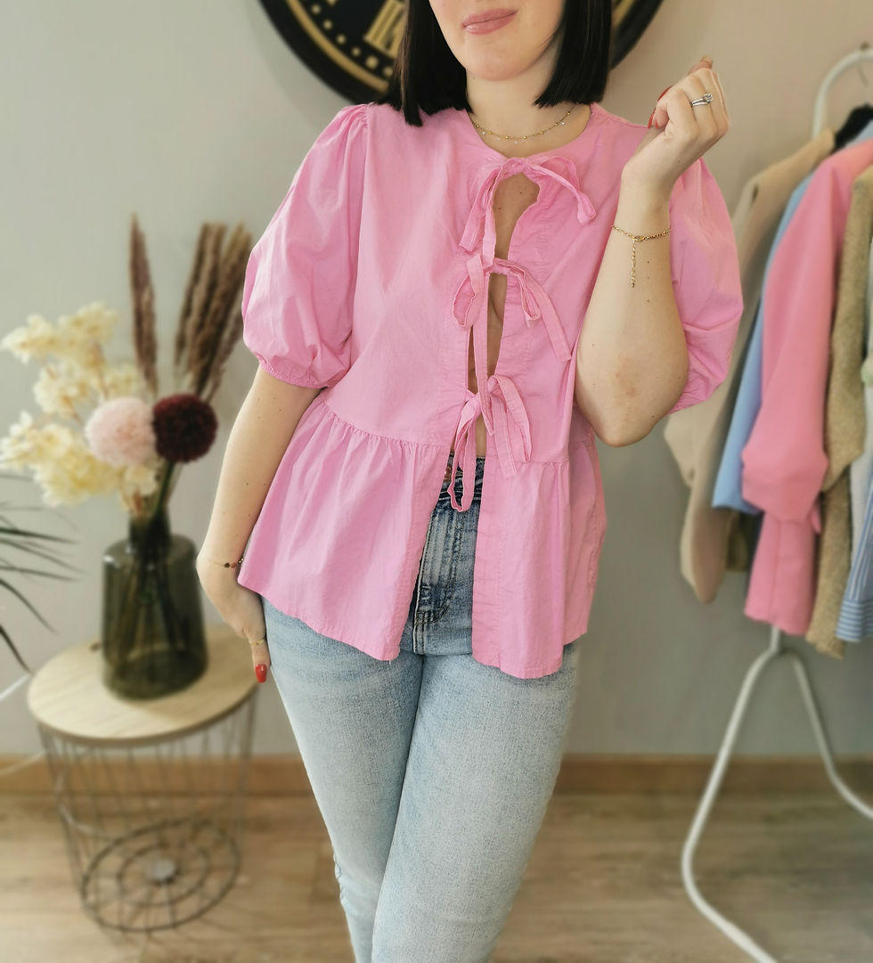 Blouse à noeuds rose vue de face et de loin