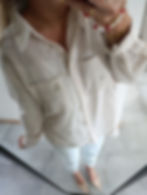 Chemise longue à détail fleuri vue de près