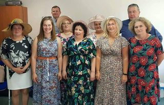 "Chór fałszujących dyrektorów"