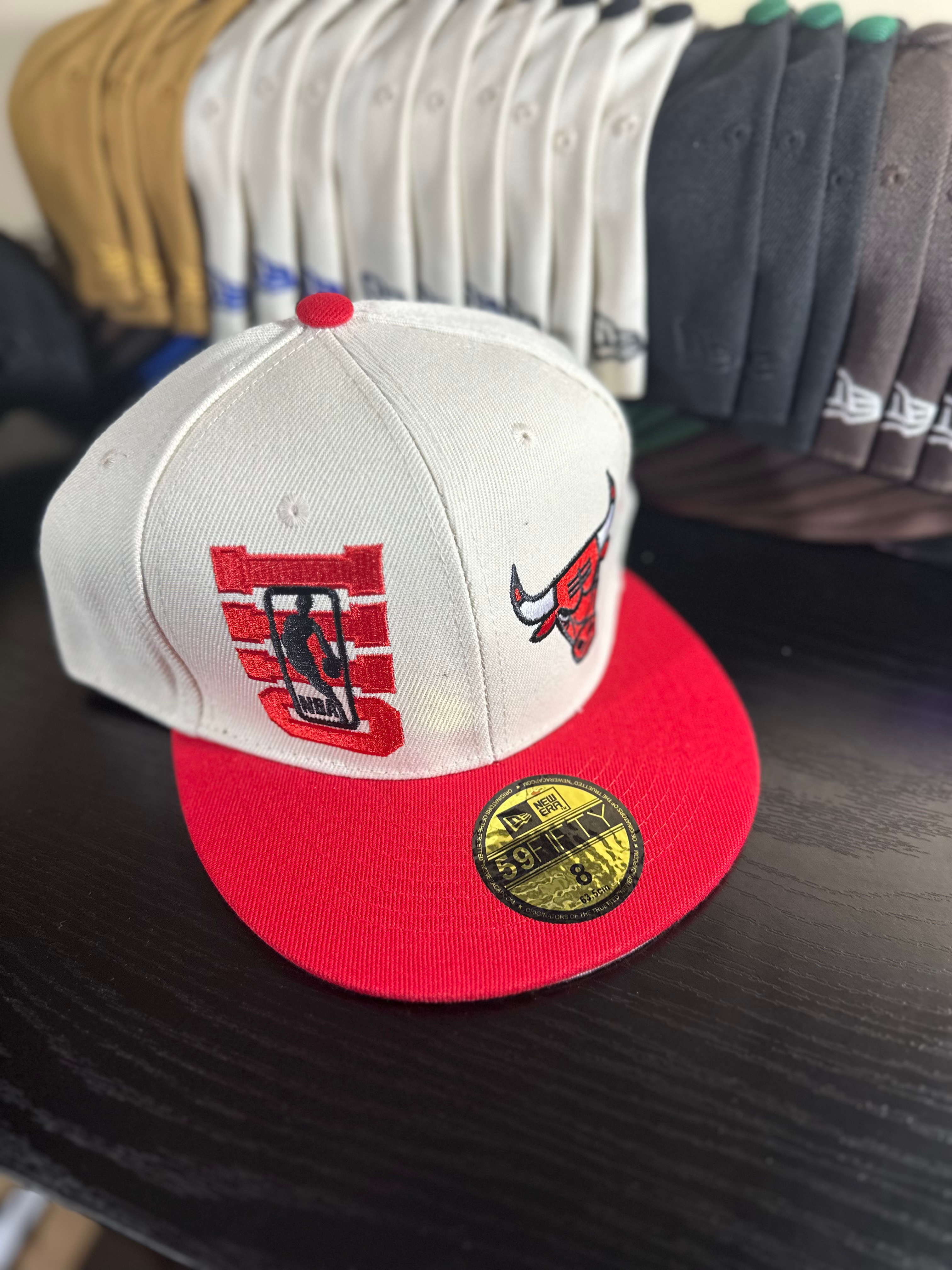 Chicago Bulls - (Fitted)(W) Creme (Tan) w - Bull's Logo in Red (Split w - CHI on