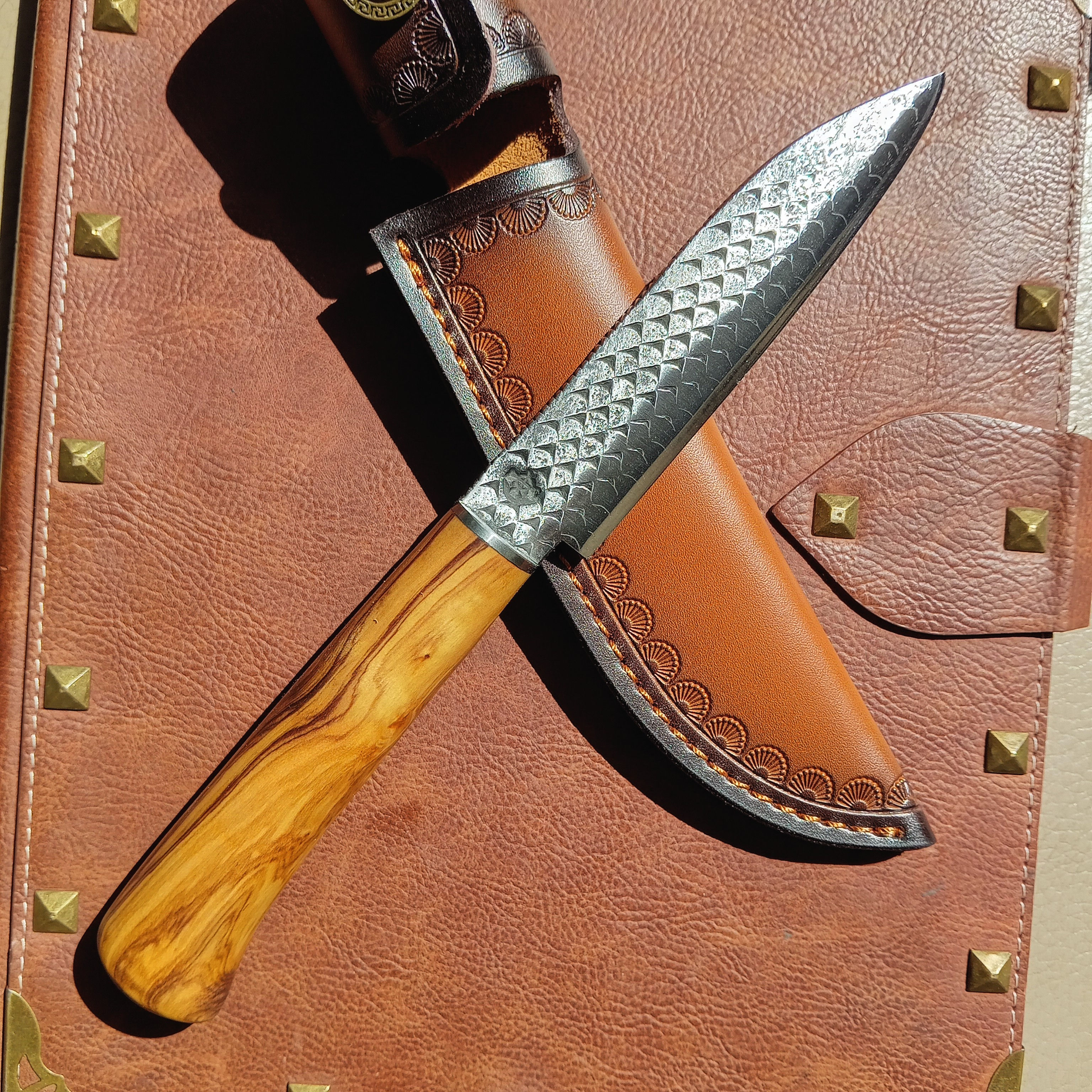 Couteau à soie traversante avec etui